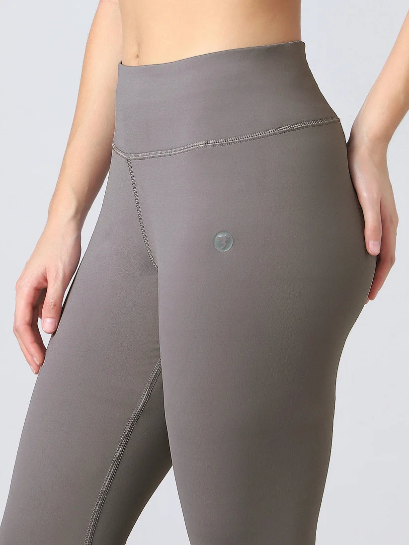 TECHNOSPORTS - Women Solid Slim Fit Tights - Light Grey